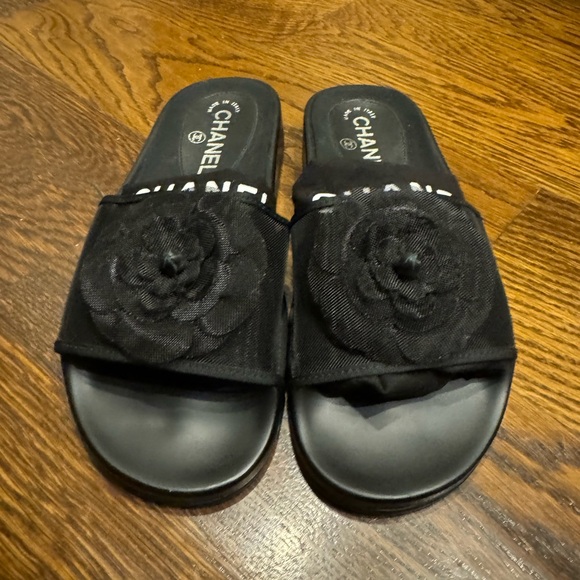 CHANEL BLK SLIDES with CAMELLIA FROM RUE CAMBON PARIS SHOP SIZE 37 PRISTINE - Picture 3 of 3